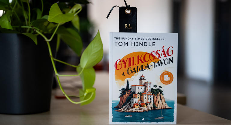 Gyilkosság a Garda-tavon: Agatha Christie nyakon öntve egy pikáns olasz szósszal