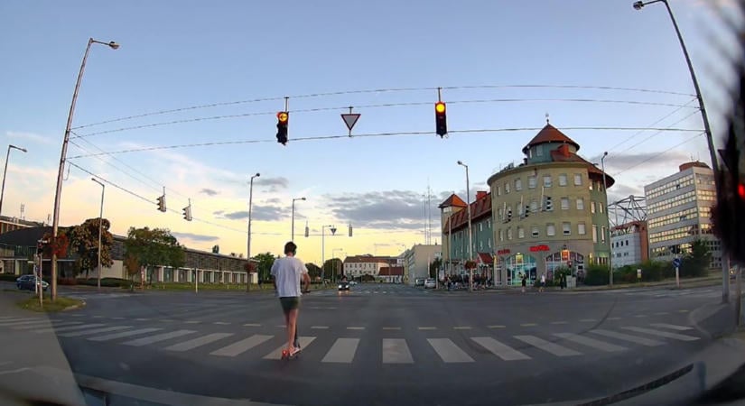 Ez már tényleg hajmeresztő: fejhallgatóval száguldott át a piroson a nyíregyházi rolleres (videóval)