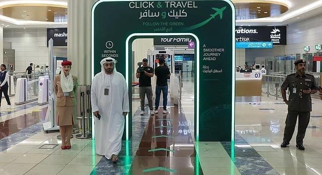 DUBAJBAN MÁR MOBILTELEFONON IS INTÉZIK AZ ÚTLEVÉL-ELLENŐRZÉST