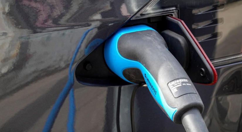 Hatszor többet szennyezhetnek a plug-in hibridek