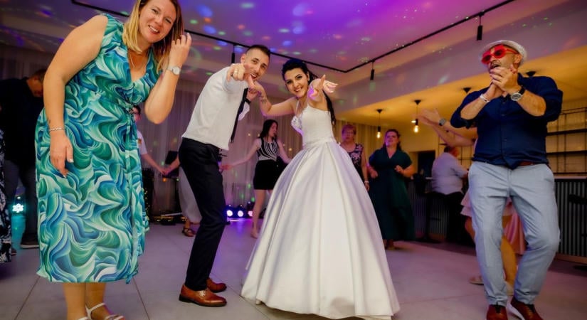 Tízezer lájk után tényleg aláírta a papírt – a cecei „túsz” megnősült, 93 kiló apró is érkezett a lagziba