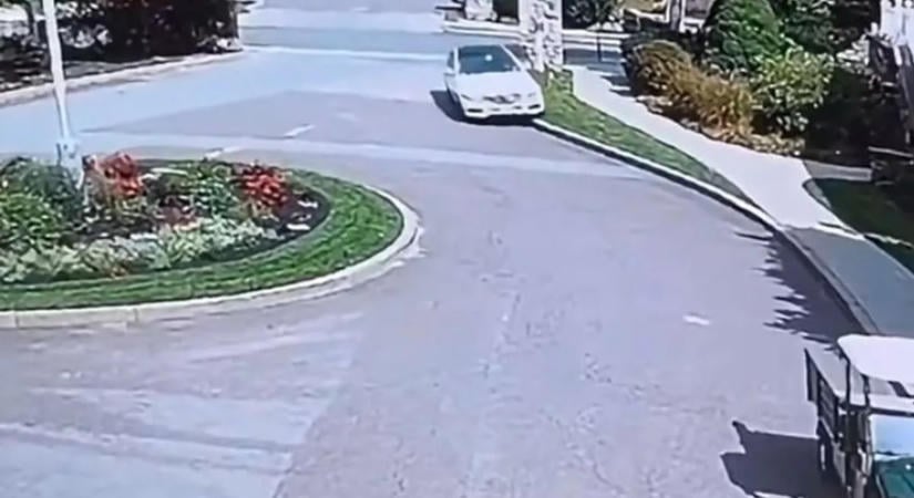 Falnak csapódott, majd az üzletben kötött ki egy Mercedes – videó
