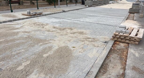 Kórházi parkolóépítés: már térkövezik az új területeket