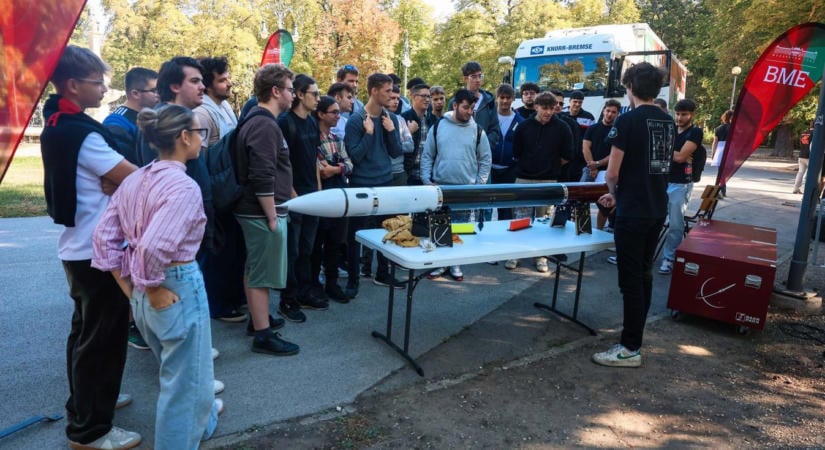 Különleges kamion parkolt le Egerben: rakétával és robotokkal nyűgözték le a tömeget – fotók, videó