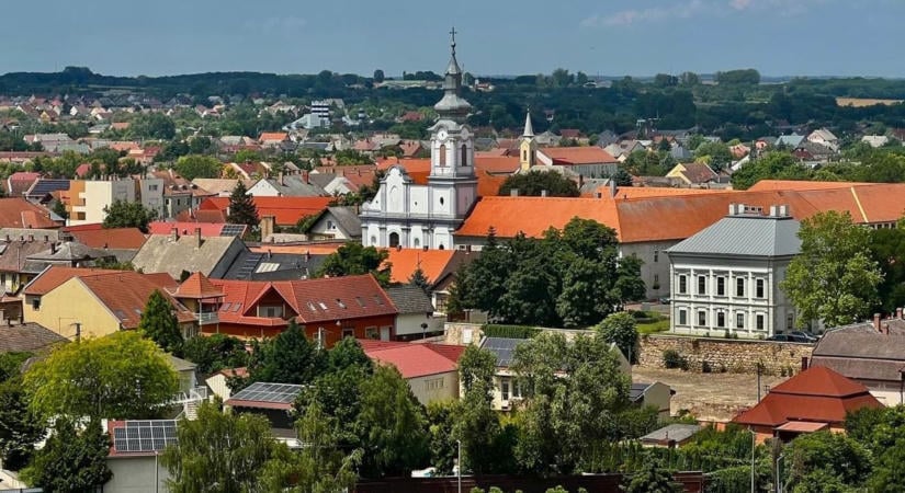 Eladják az önkormányzati lakásokat – a régi tiszti kaszinó megmentésére gyűjtenek Dunaföldváron