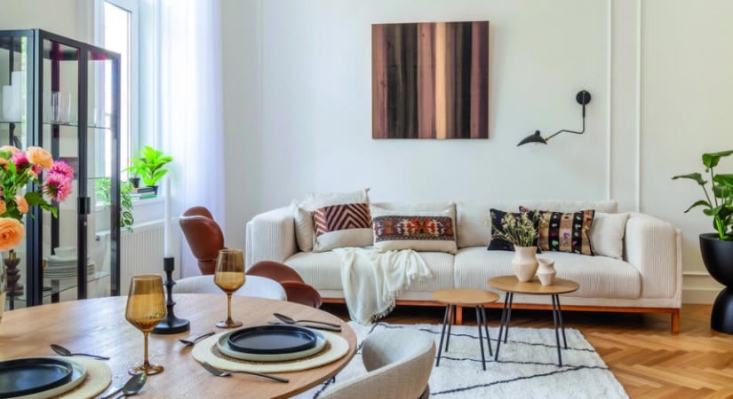 Váratlan színfoltok egy elegáns otthonban – 82 m²-en találkozik múlt és jelen