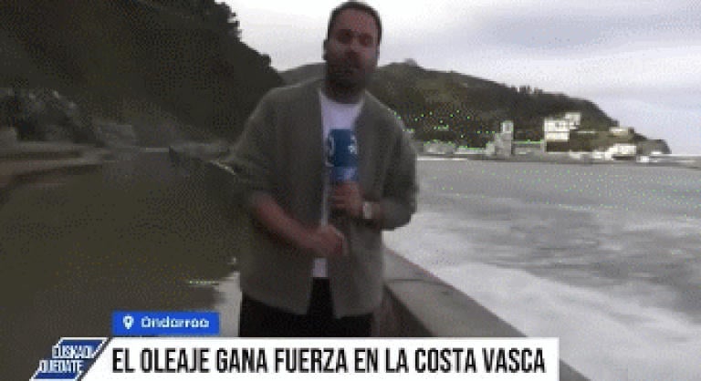 A vihar nem kímélte a tévéseket sem, élő adásban sodorta el őket egy hatalmas hullám