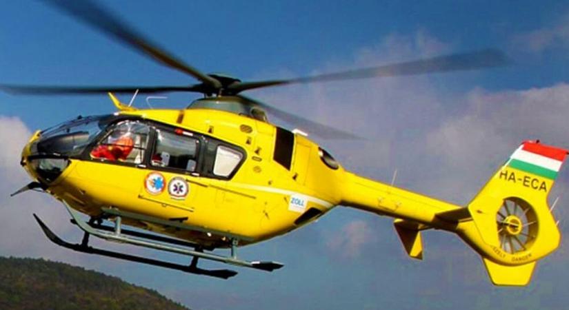 Sokk az udvaron: lángoló gödörbe zuhant egy kisgyermek, mentőhelikopter vitte Budapestre