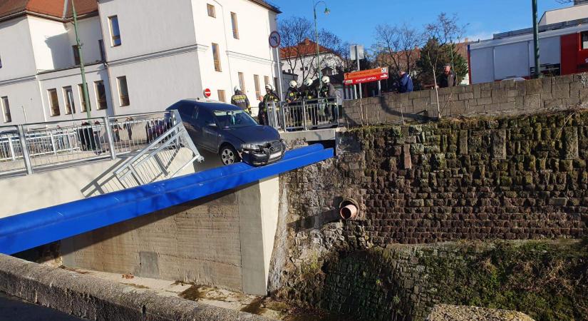 Mi folyik itt Gyöngyösön? - Majdnem lezuhant egy Audi a hídról