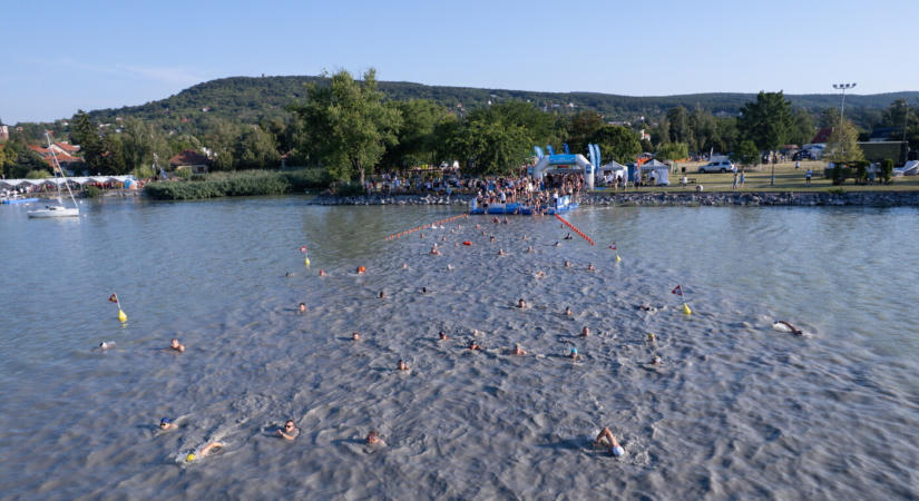 Elrajtolt az idei Balaton-átúszás
