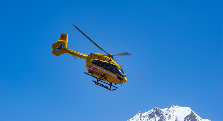 Babakocsival indultak a 3440 méteres hegynek, végül helikopterrel kellett kimenteni őket