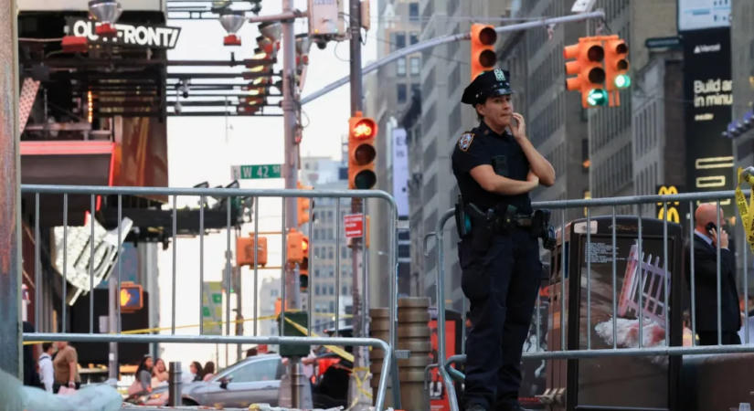 Két embert is megkéselt egy nő a New York-i Times Square-en, mielőtt lelőtték a rendőrök
