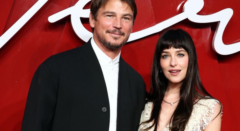 Dakota Johnson bugyija is kilátszott a ruhájából: ebben jelent meg a vörös szőnyegen