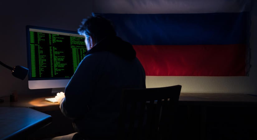 Magánrepülők, aranyrudak és hamisított iratok: így bukott le az amerikai hírszerzés volt munkatársa