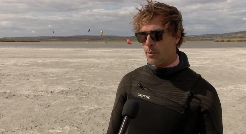 Strandtáska a szekrényben, kite a vízen: nem ért véget a szezon a Velencei-tónál