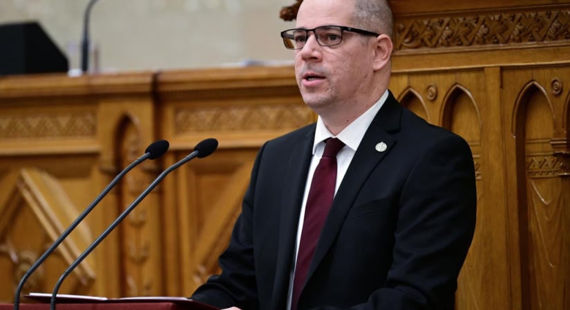 Hűlt helye sem lesz a volt legfőbb ügyésznek: még az épületbe sem megy be