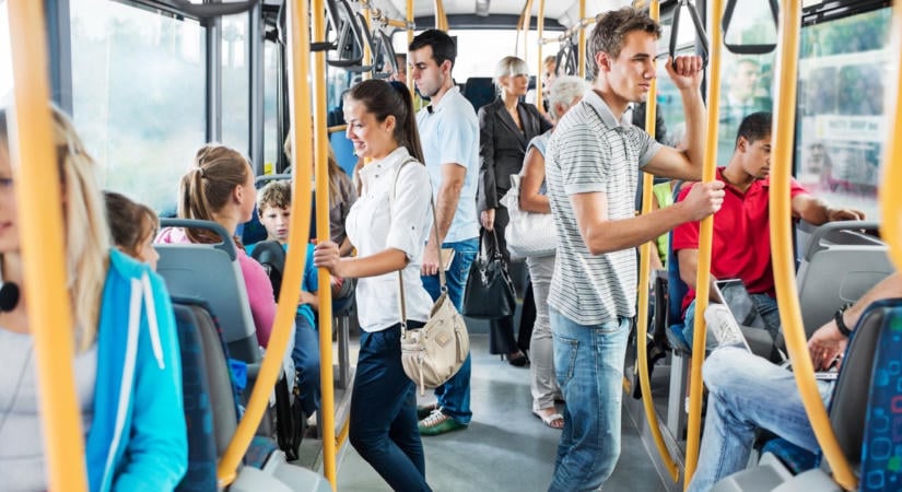 Személyiségteszt: szerinted melyik utas az álruhás milliárdos a buszon?
