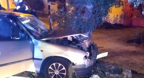 Fának csapódott egy autó Orosházán: a tűzoltók szabadították ki a beszorult sofőrt