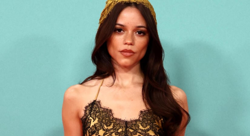 Jenna Ortega Cher ikonikus '70-es évekbeli stílusát idézte meg egy merész, áttetsző ruhában