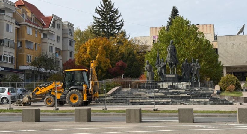 Töredezett márvány, sérült beton: elkezdték a sepsiszentgyörgyi Mihai Viteazul tér felújítását
