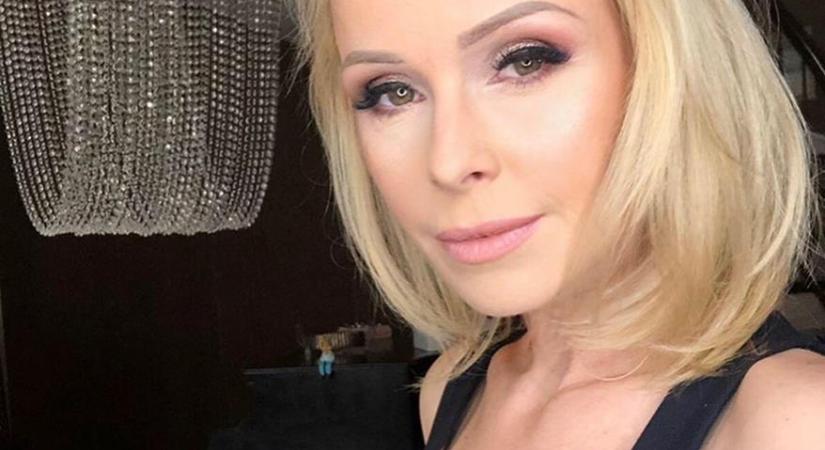 Fürdőruhában, kutyával hempereg a luxusfeleség