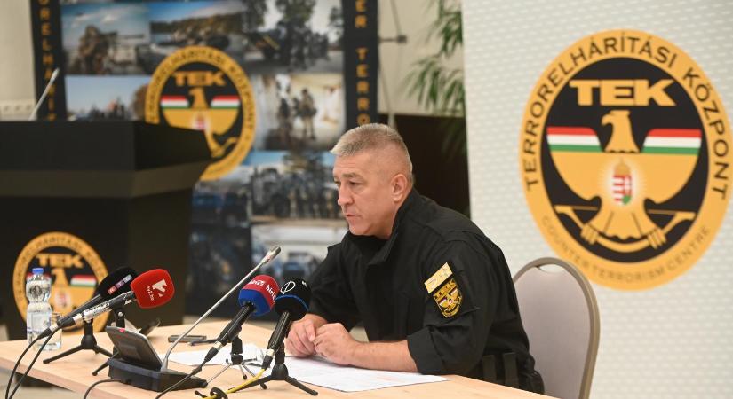 Több fültanú szerint Hajdu János éppen Orbán Viktorral beszélt, amikor a TEK rajtaütött az ukrán pénzszállítókon