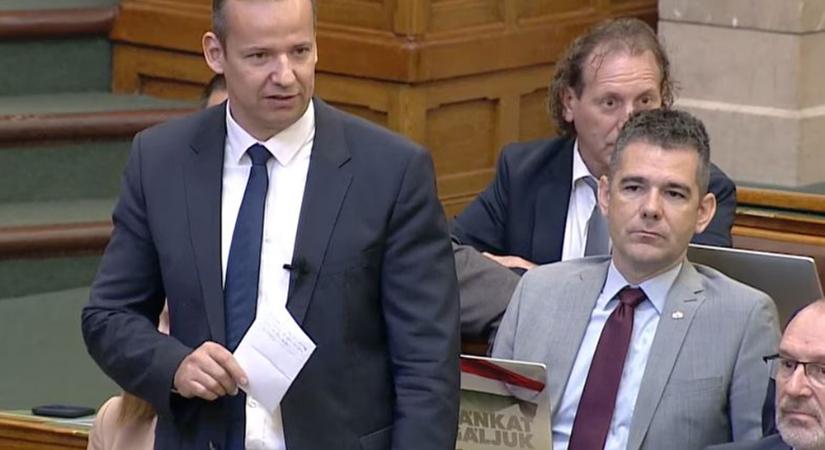 Magyar Péter Toroczkai Lászlónak: Örülök, hogy szobrot állított Szilágyi Mihálynak