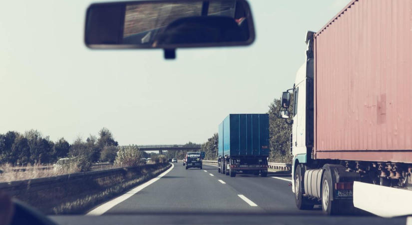 100 kilométeren át vezettek az olasz autópályán, miközben halott fiuk a hátsó ülésen ült – azt hitték, alszik