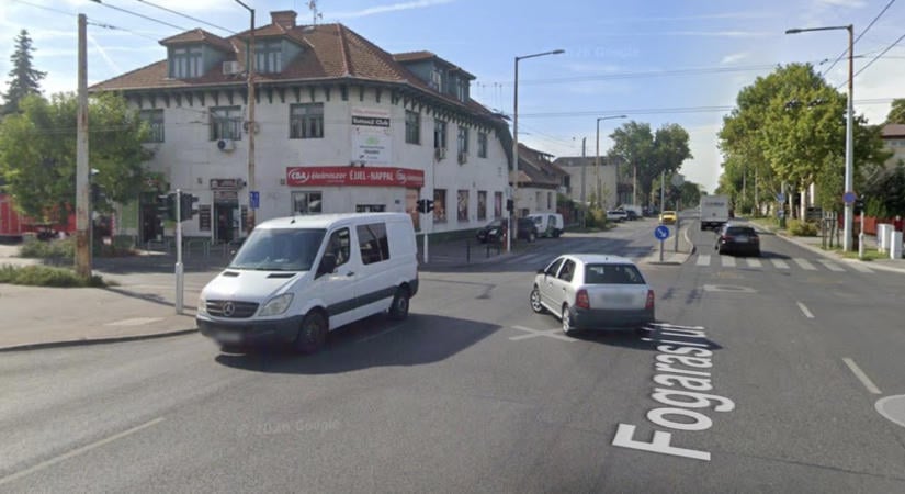 Kanyarodó busz hajtott át egy bicikliző kislány lábán – holttérfigyelő kerülhet a kereszteződésbe