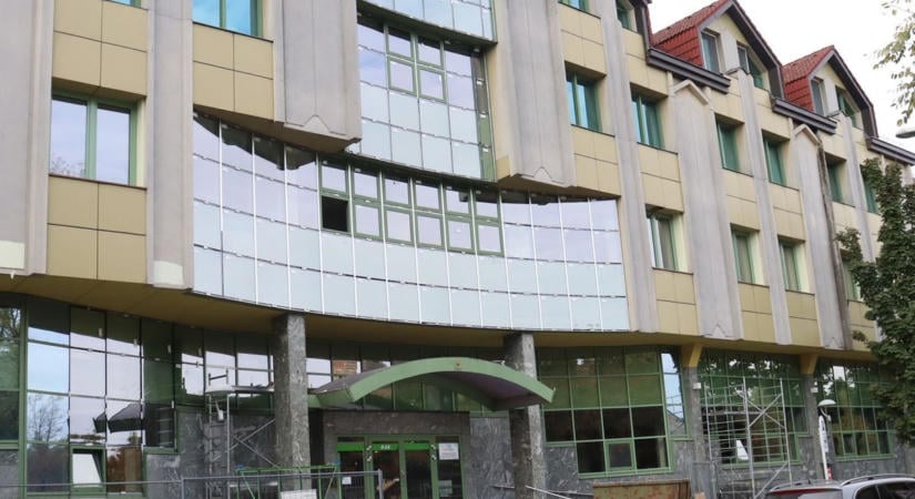 Már a homlokzaton dolgoznak: újabb mérföldkőhöz érkezett a zalaegerszegi OTP rekonstrukciója