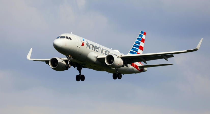 Ismét egy huncut utas! Meztelenre vetkőzött egy nő az American Airlines járatán, rendőrök várták Miamiban