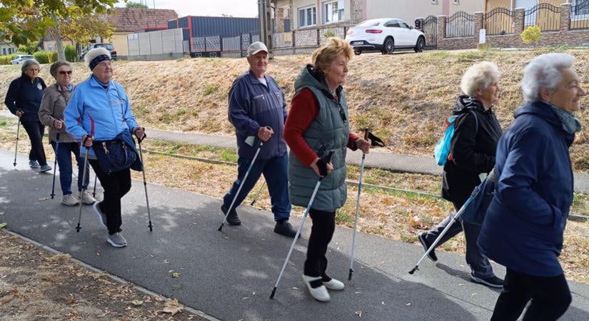 Lépésről lépésre az egészségért: Átadták az Alföld első kardiótanösvényét Jánoshidán