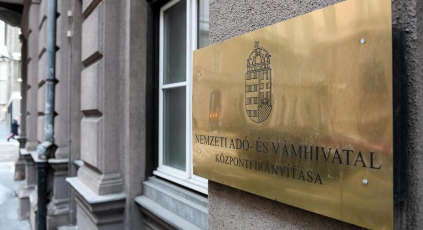 Több időt adna a NAV a digitális átállásra, fokozatosan tervezi kivezetni az ÁNYK-t