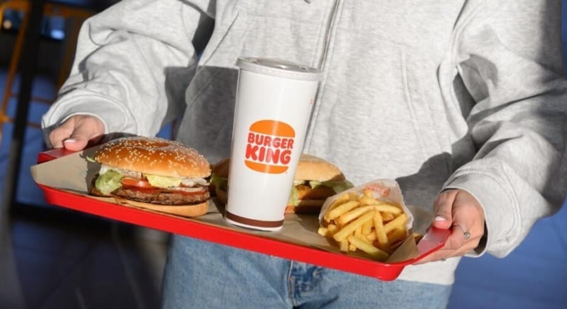 Betörtek a japán Burger Kinghez, hamburger helyett a vásárlók adatait vitték