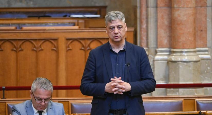 Menczer legendás mutogatónak nevezte Gréczy Zsoltot a parlamentben, mire a DK-s azzal válaszolt: nem ő szerepelt egy férfimagazin címlapján