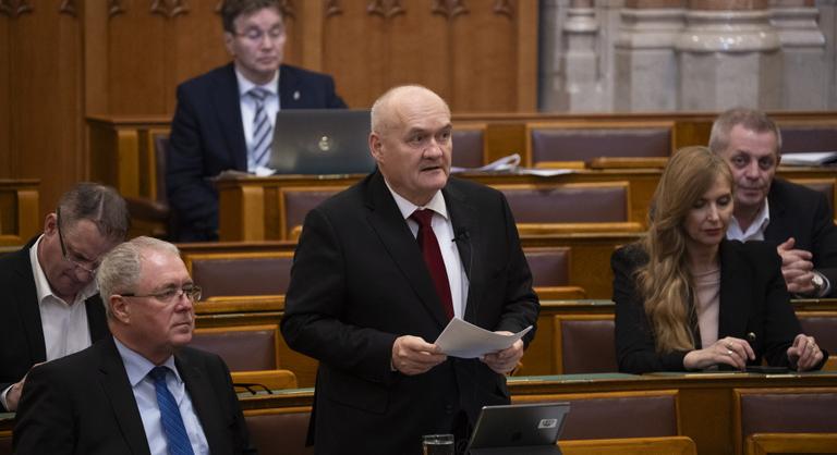 Itt az újabb bomba: megszűnik Hende Csaba alkotmánybírósági tagsága is
