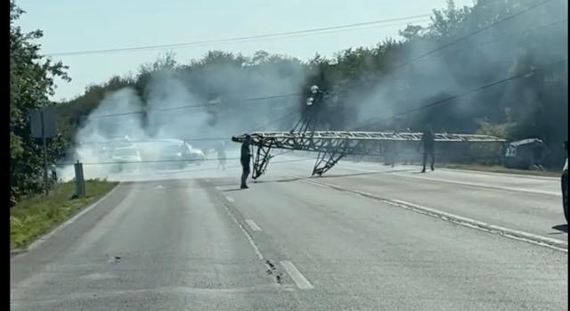 Villanyoszlopnak csapódott egy autó Pécs közelében a 6-oson
