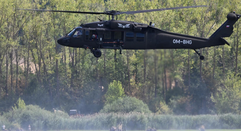 Már a hadsereg eperjesi repülőbázisán vannak az új Black Hawk helikopterek