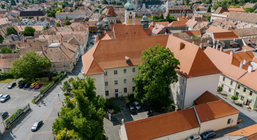 Bezárja a kőszegi szállodáját Mészáros Lőrinc, helyette a felcsúti Hotel Panchót veszik át