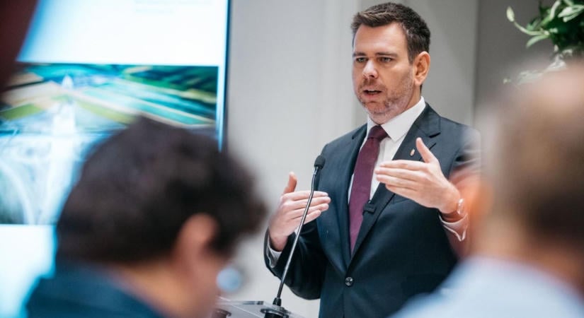 Vitézy Dávid új vezetőt keres, aki az utasok oldalára áll a MÁV-val és a Volánnal szemben is