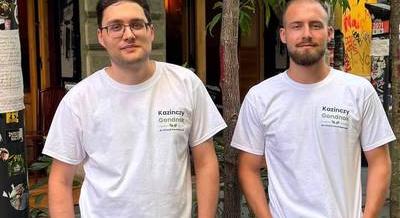 Két egyetemista gondoskodik a Kazinczy utcáról: utcagondnoki mintaprogram indult a bulinegyedben