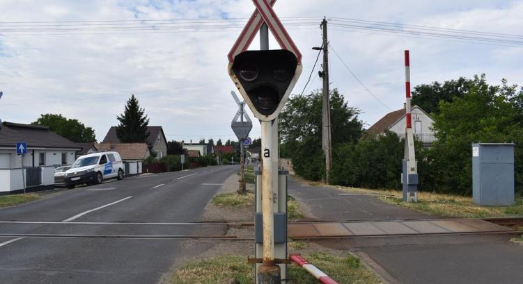 Valaki nagyon “ügyes” volt ebben a debreceni vasúti átjáróban – keresik a rendőrök