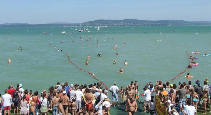 Zöld utat kapott a Balaton-átúszás – végre jöhet a rajt
