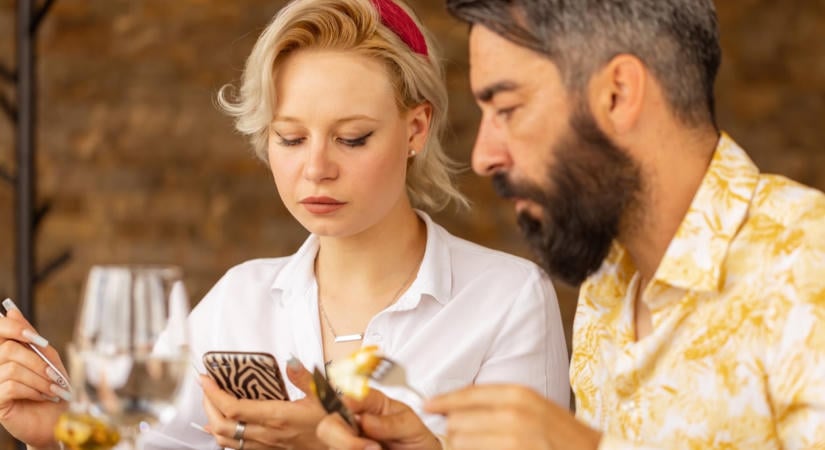 Modern bunkóság, amit szinte mindenki csinál: így rombolja a kapcsolatokat a phubbing