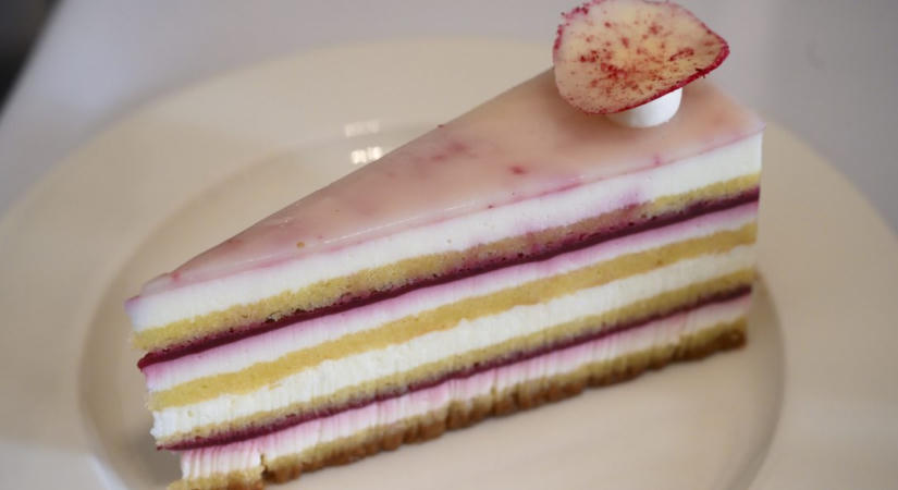 Rögös túró, bogyós gyümölcsök, pirított mandula – mutatjuk közelebbről az ország tortáit!