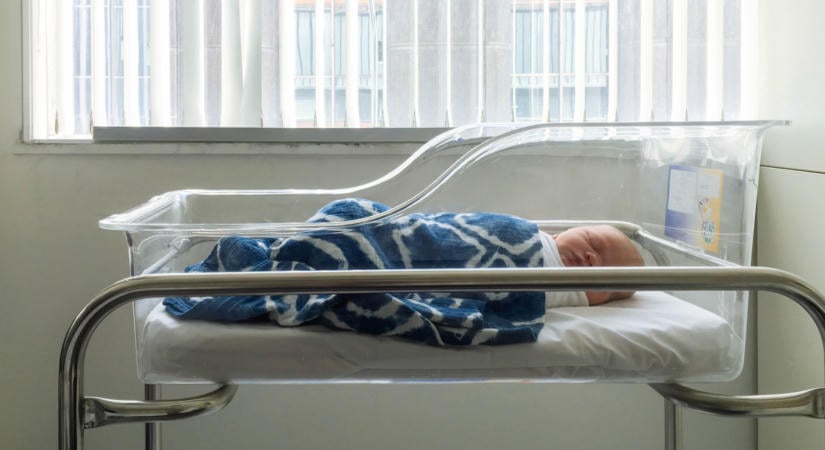 Sorsukra hagyott babák százai várnak segítségre hazai kórházakban: "Ezek a gyerekek gyakorlatilag nem léteznek"