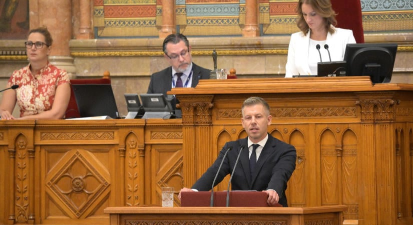 Felfüggeszették Magyar Péter mentelmi jogát