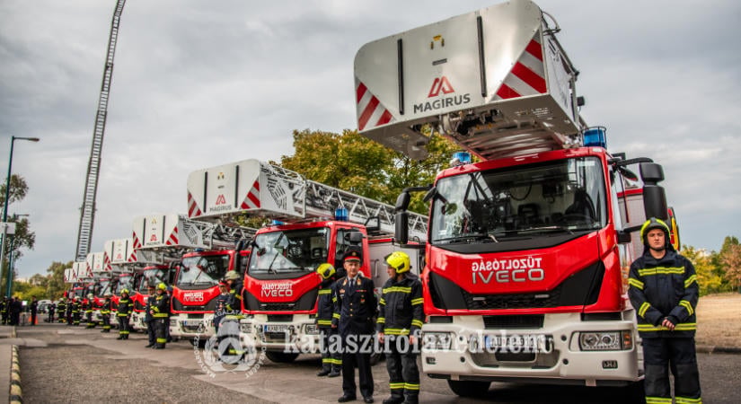 Pécsre is jut a nyolc új magasból mentő tűzoltójárműből