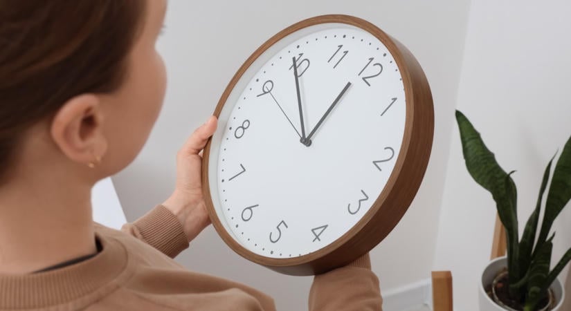 Óraátállítás: Egy órával többet alhatunk, de hamarabb sötétedik – itt a téli időszámítás!
