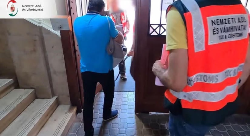 A balatoni villájában ébresztette a NAV a milliárdos adócsalással vádolt hajdú-bihari vállalkozót – videóval